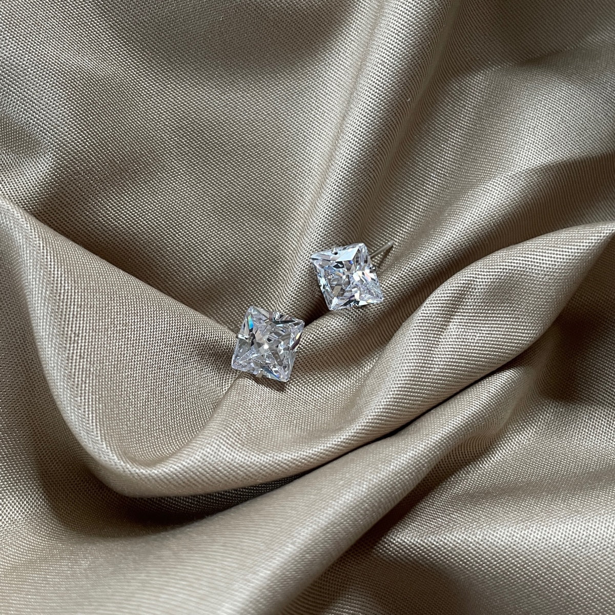 [Bloom]Stylish Shiny Square Center Stone Stud Earrings