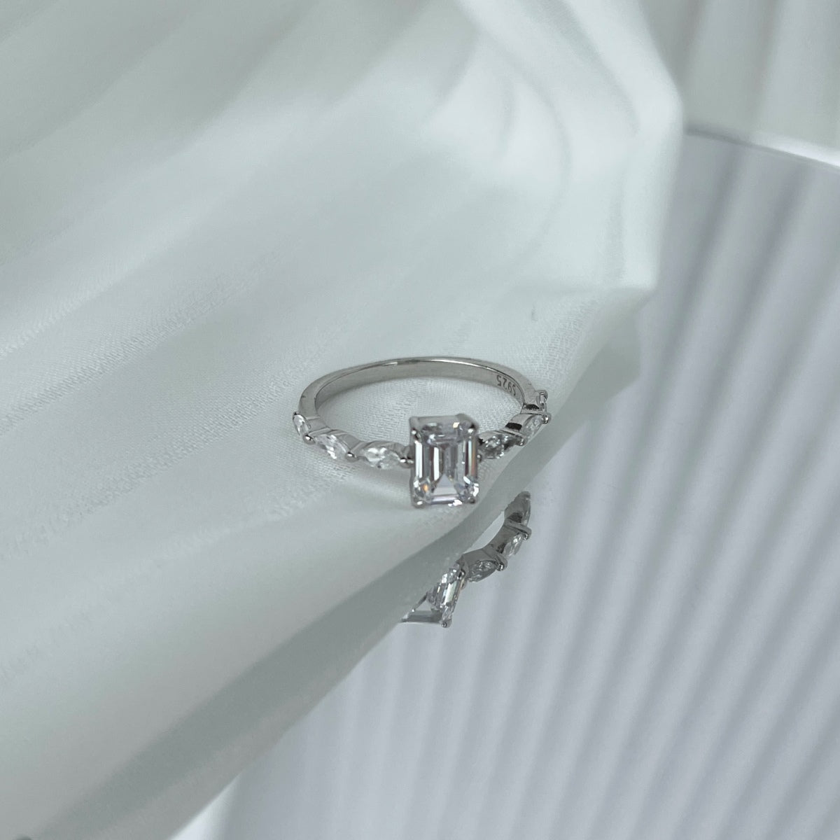 [Bloom]1.0 Carat Dainty Resplendent Radiant Cut Daily Ring