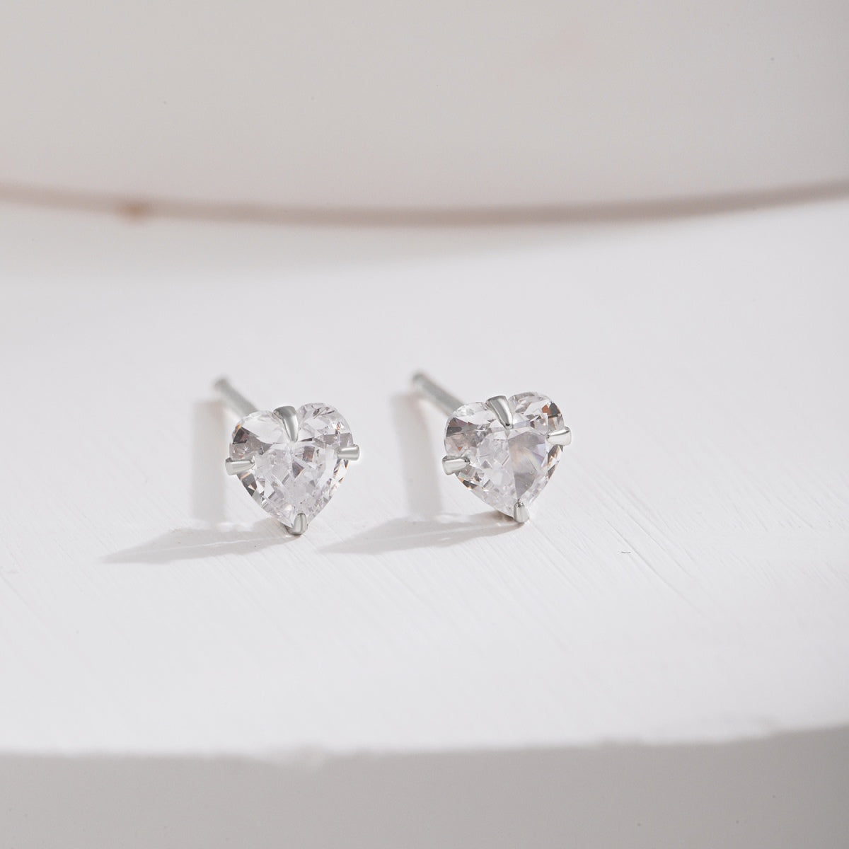 [Bloom]Sparkling Heart Shaped Simple Earrings