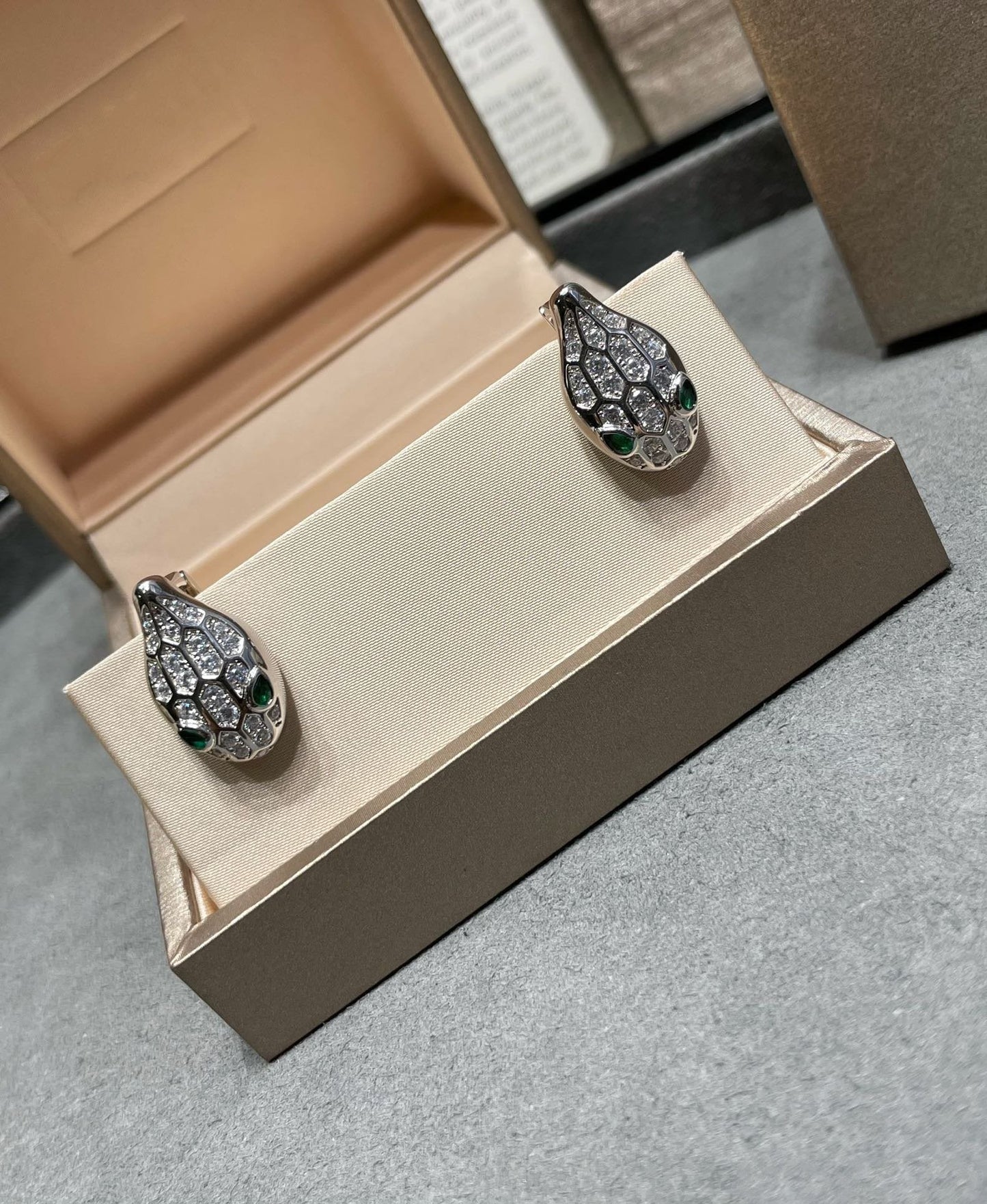 [Bloom]SERPENT DIAMOND STUD EARRINGS