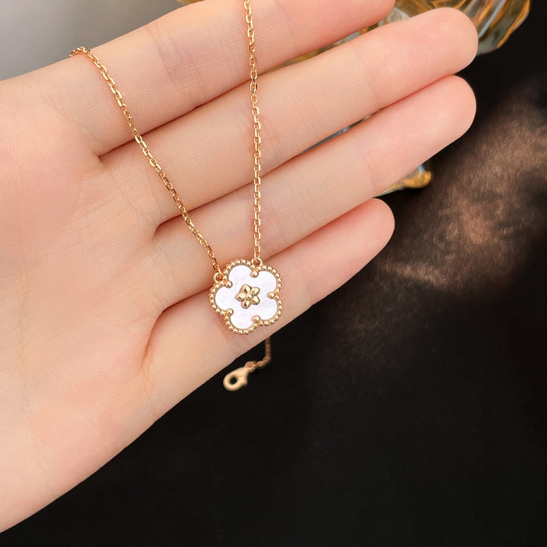 [Bloom]LUCKY  WHITE MOP  PLUM BLOSSOM NECKLACE