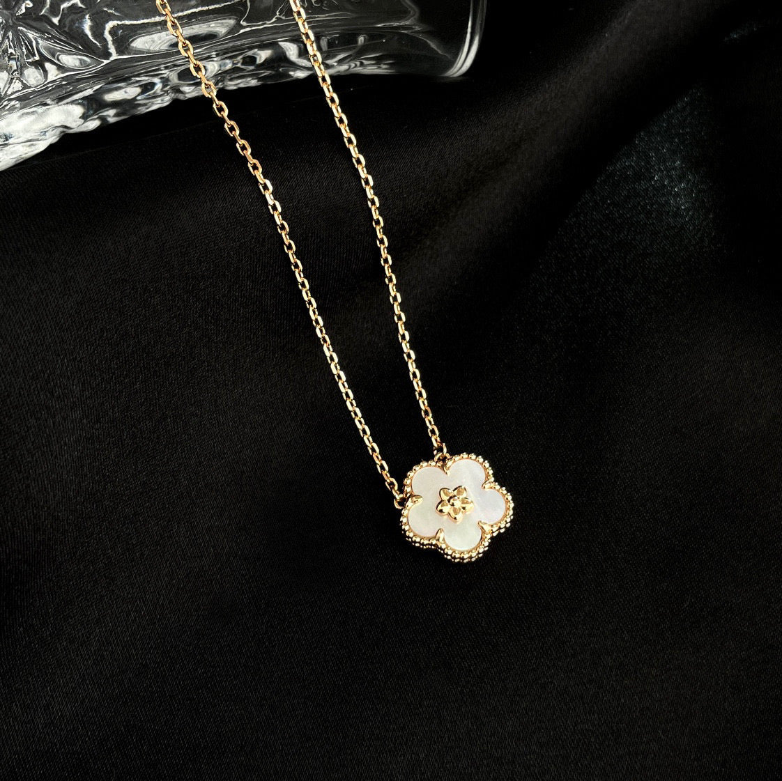 [Bloom]LUCKY  WHITE MOP  PLUM BLOSSOM NECKLACE