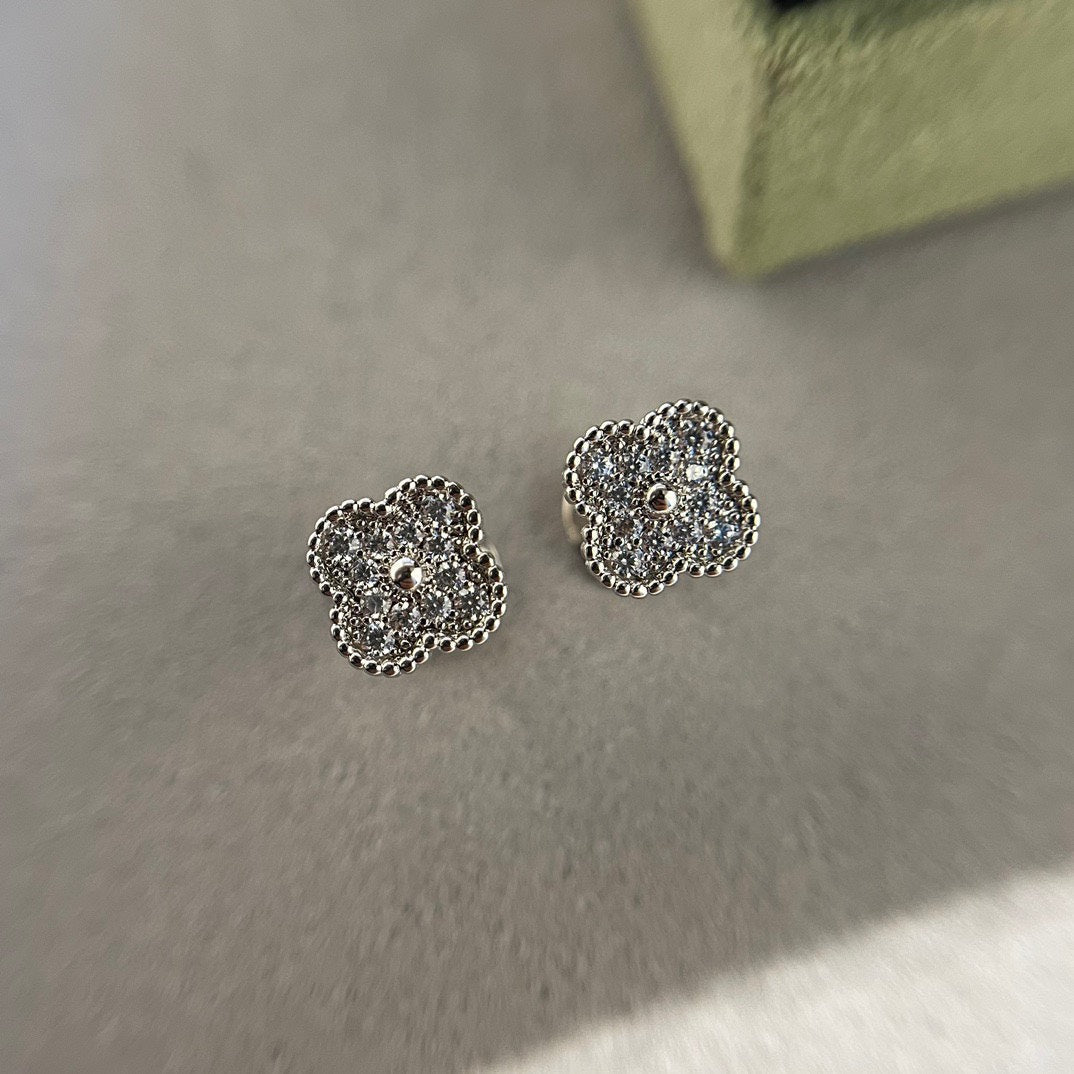 [Bloom]CLOVER MINI DIAMOND STUD EARRINGS